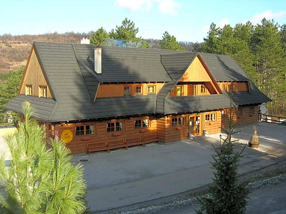 Drevenica pod smrekom