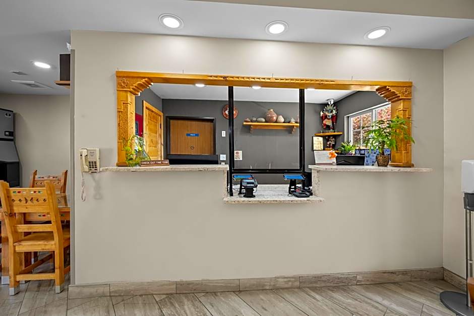 Econo Lodge Inn & Suites Santa Fe South