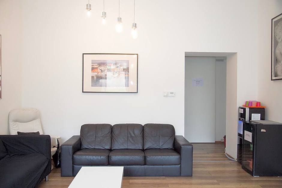 Lovecroatia Zagreb-'Paxnest' HOSTEL, No party! Cozy and quiet! Separated Men and women's Dormitory and Shower room! Indoor shoes provided! Lower beds with curtains for privacy! Maximum 4-5 beds per room! Fully prepared bed sheets! Have Laundry shop