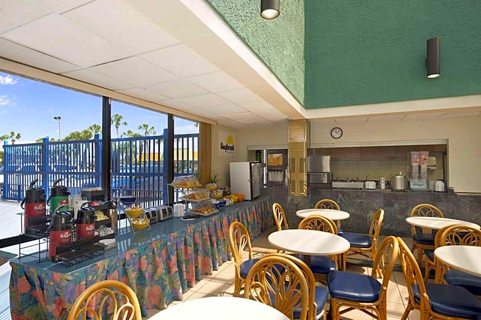 Days Inn by Wyndham Panama City Beach/Ocean Front