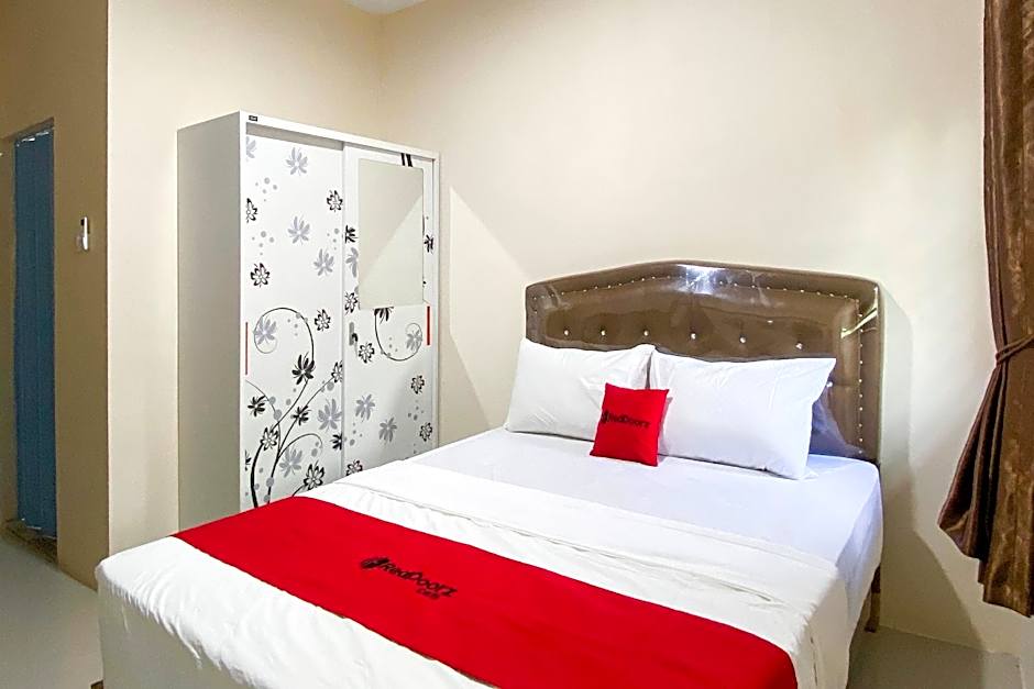 RedDoorz near Batu Ampar Harbour