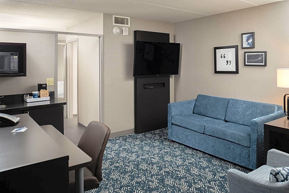 Four Points by Sheraton Milwaukee North Shore