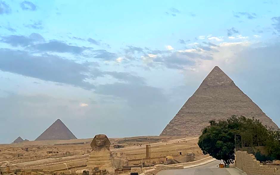 The Gate Hotel Front Pyramids & Sphinx View