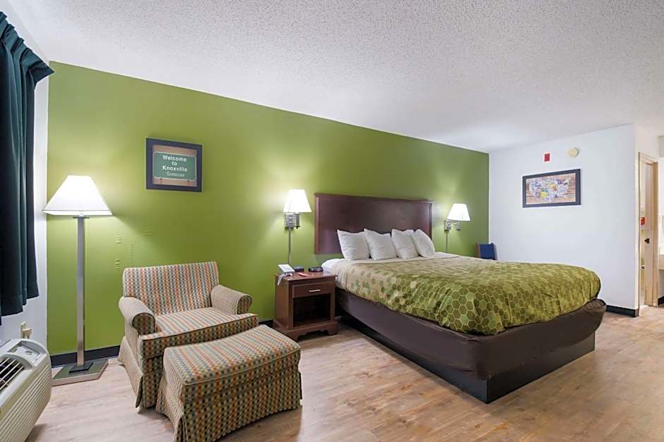 Econo Lodge Inn & Suites East