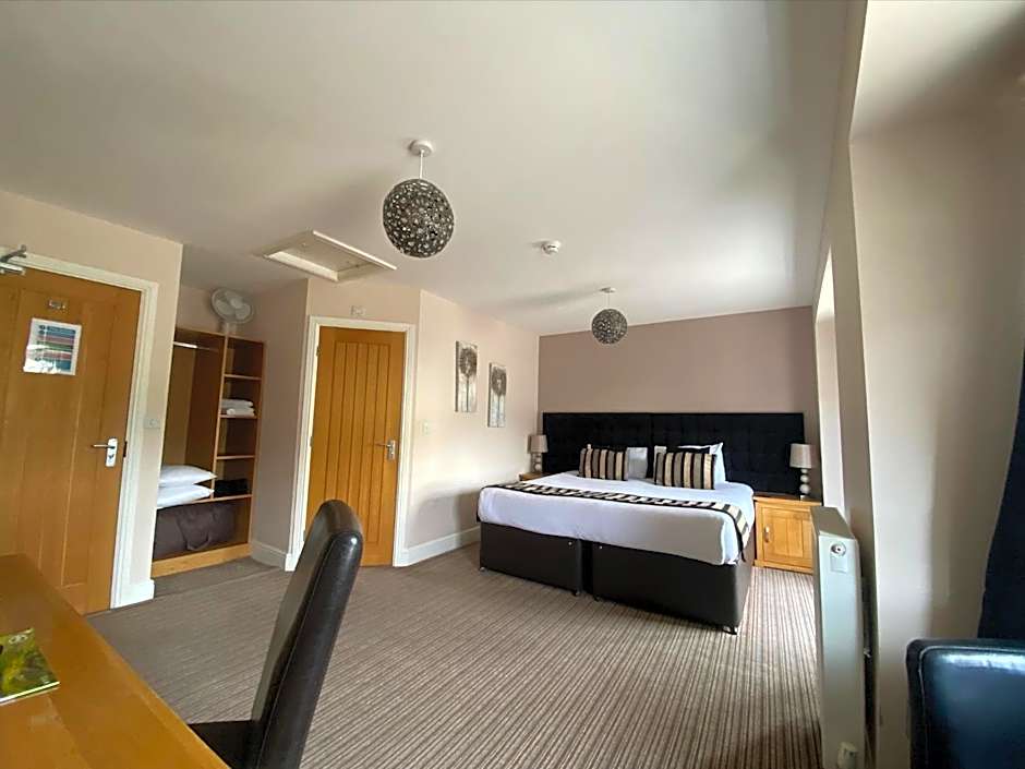 The Three Horseshoes Hotel