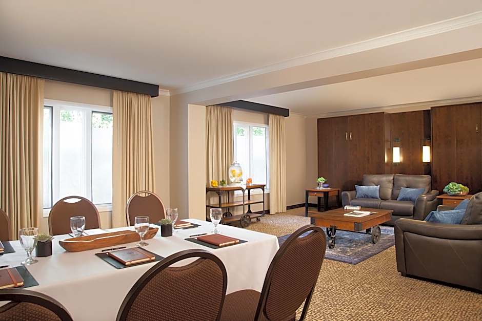 The Lakefront Anchorage - A Millennium Hotel