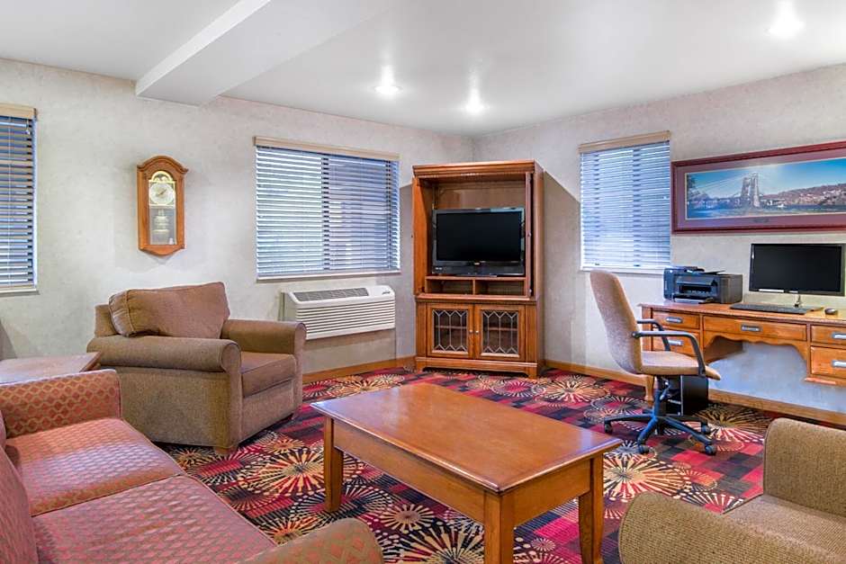 Super 8 by Wyndham Wheeling