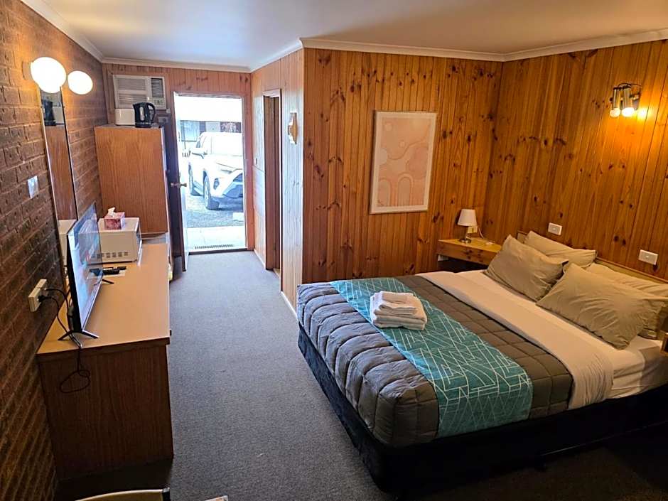 Country Roads Motor Inn