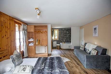 Deluxe Suite with Spa Bath