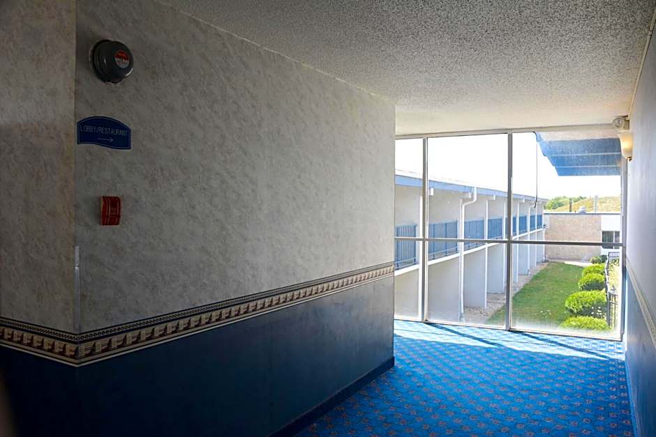 Travelodge by Wyndham Milwaukee