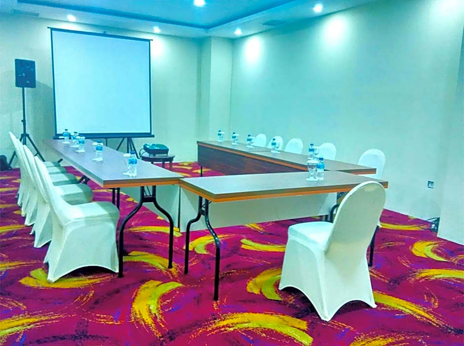 Travellers Hotel Phinisi