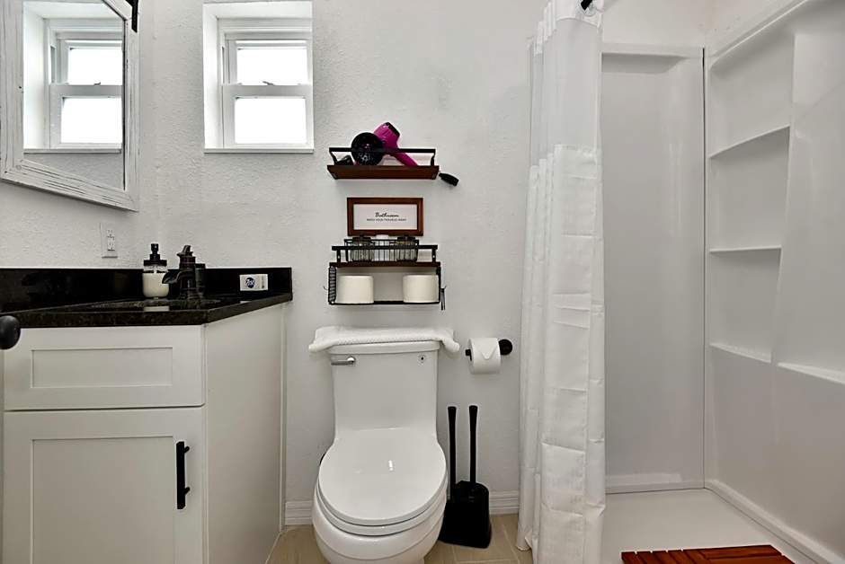 Daytona Studio Suite Queen Bed Walk In Shower #3