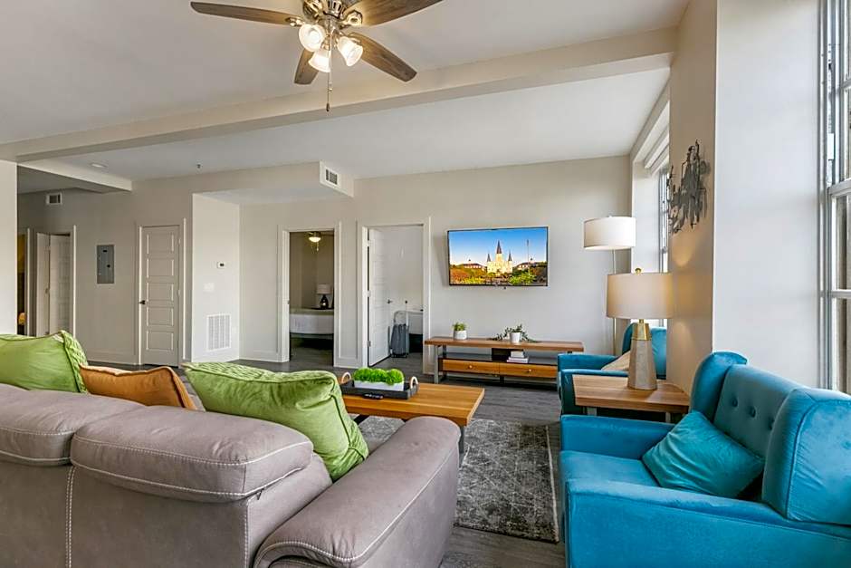 Spacious 4BR Luxury Condo Steps to French Quarter