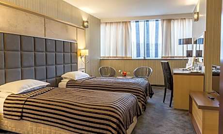 Standard Double Room - Free Pool & Gym