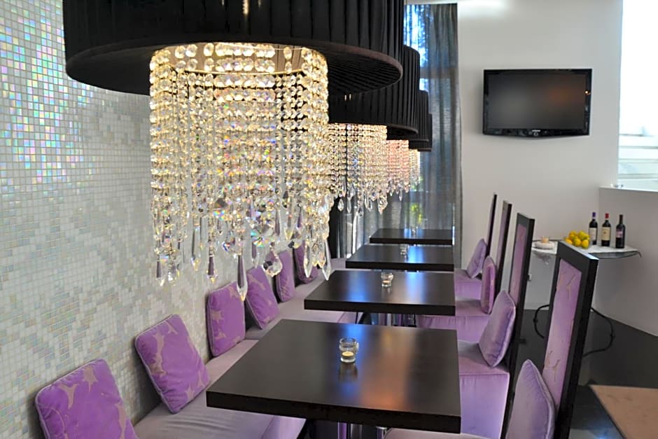 Hotel In - Lounge Room