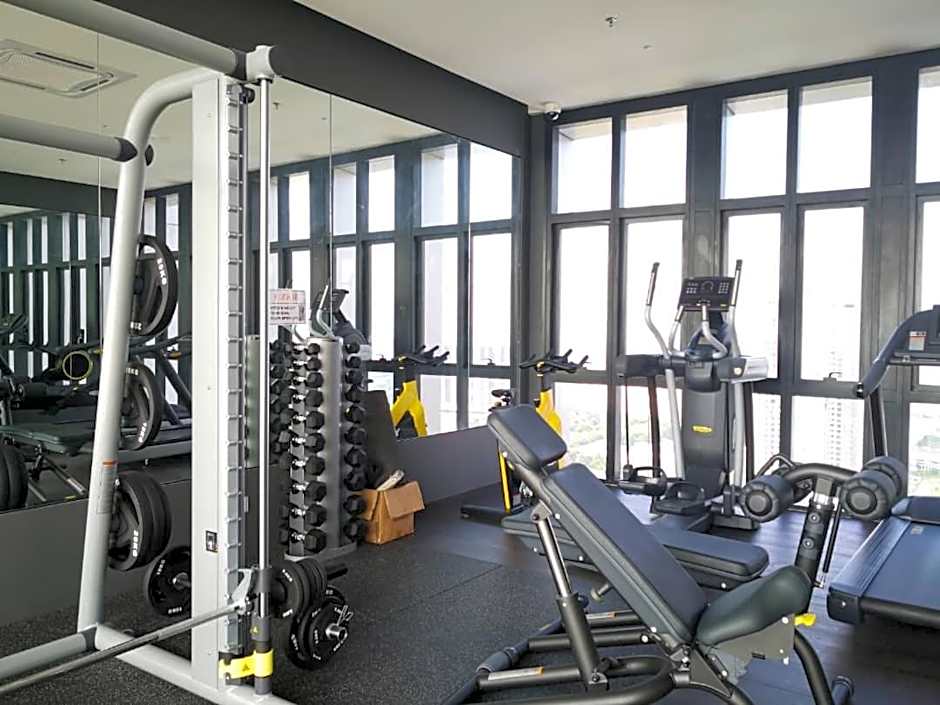 REVO at AURORA PLACE, Pavilion 2, 5 Minutes To AXIATA ARENA BUKIT JALIL FREE WIFI by De Harlequins Guesthouse