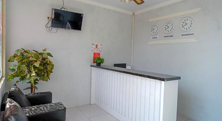 RedDoorz near Padang Golf Adisucipto