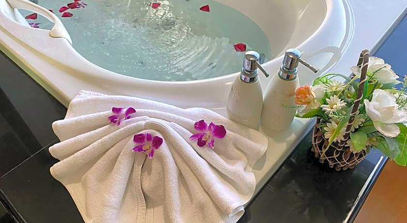 Chaophayathara Riverside Hotel