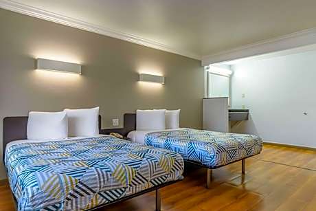 Deluxe Quadruple Room - Non-Smoking