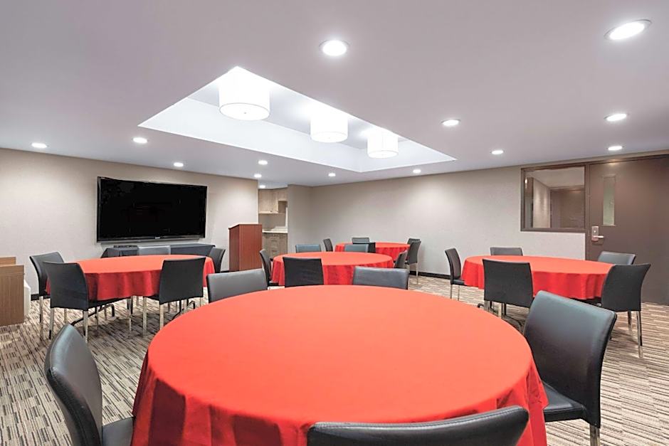 Microtel Inn & Suites By Wyndham Kirkland Lake