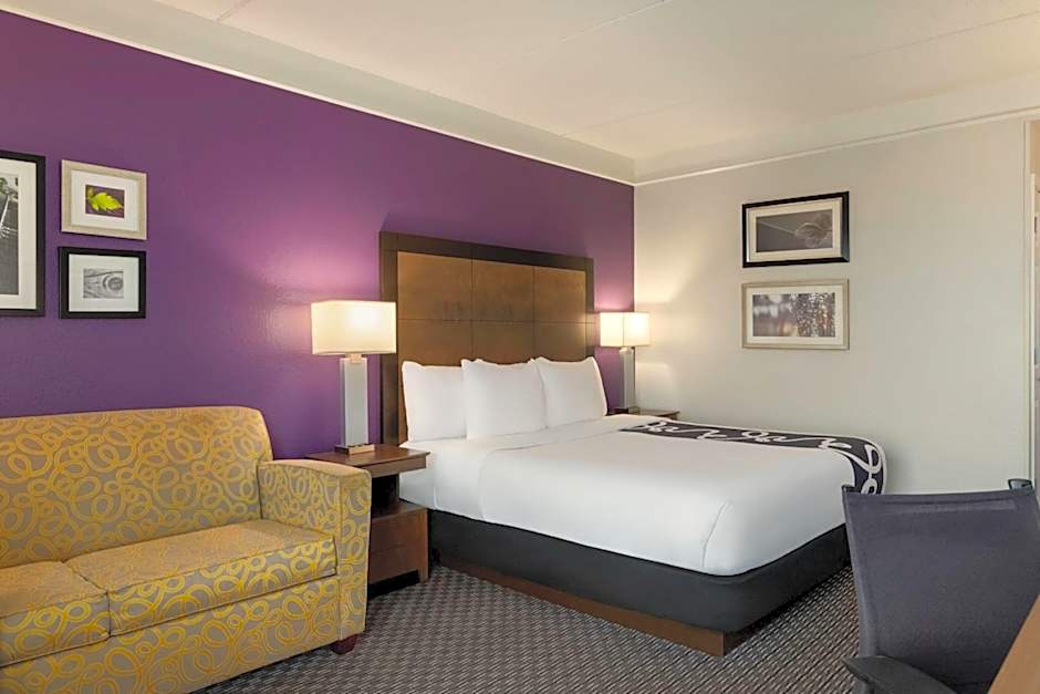 La Quinta Inn & Suites by Wyndham Arlington North Six Flags Drive