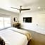 New Family-Friendly Townhome w/ Pool & Hot Tub