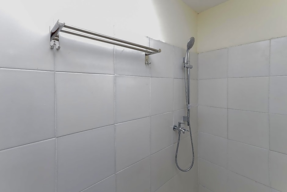 RedDoorz near RS Sari Asih Ciledug