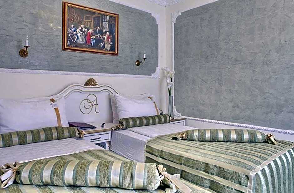 Queen's Astoria Design Hotel