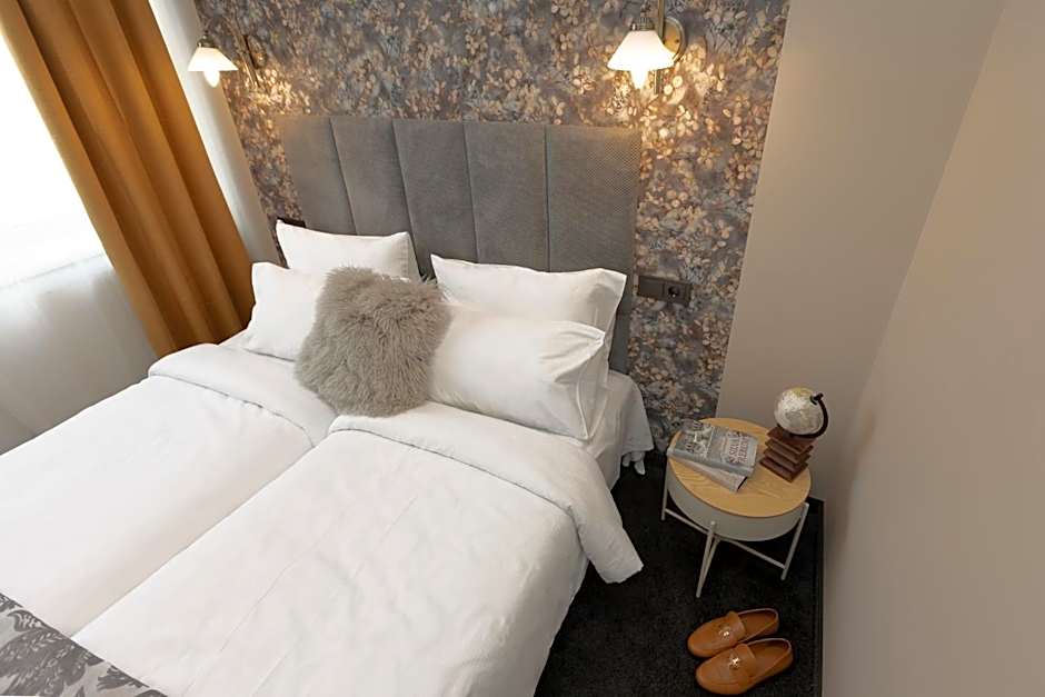 Happy Inn Rooms & Suites