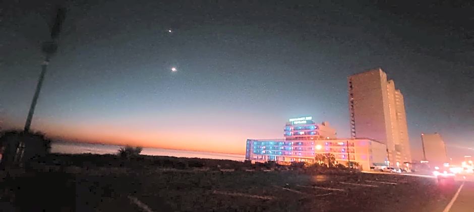 ON THE BEACH! COUPLES GETAWAY,HONEYMOON SWEET, Perfectly Cozy Beach Front Condo, full kitchen, pool, free parking,CHECK-IN AT DOOR