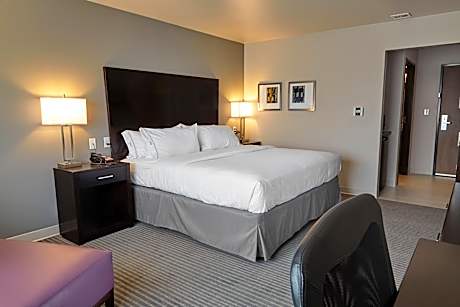 King Suite with Sofa Bed - Hearing Accessible