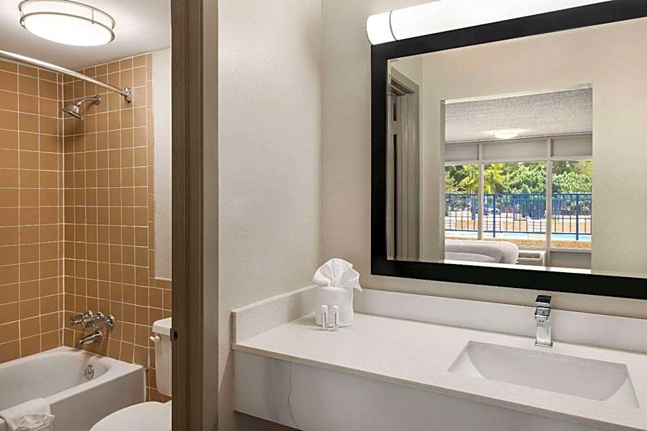 Days Inn by Wyndham McComb MS