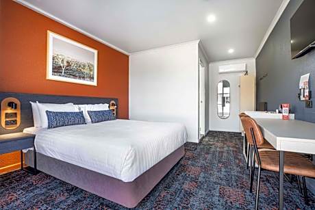 Nightcap at Horse & Jockey Hotel Warwick