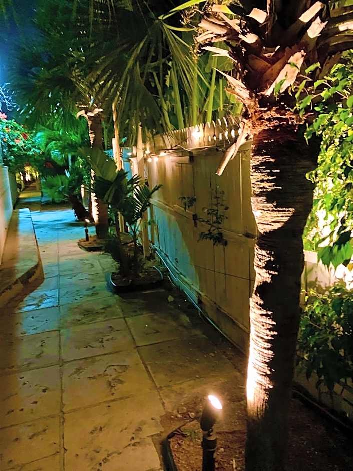 Colony Club Inn & Suites