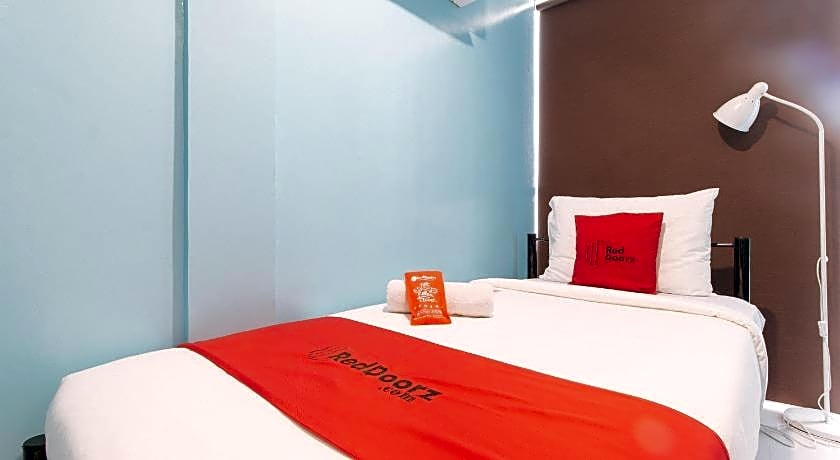 RedDoorz @ Greenview Hotel and Restobar Masbate