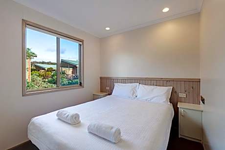 Deluxe 2 Bedroom Cabin - Sleeps 6