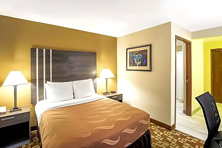 Norwood Inn & Suites Milwaukee