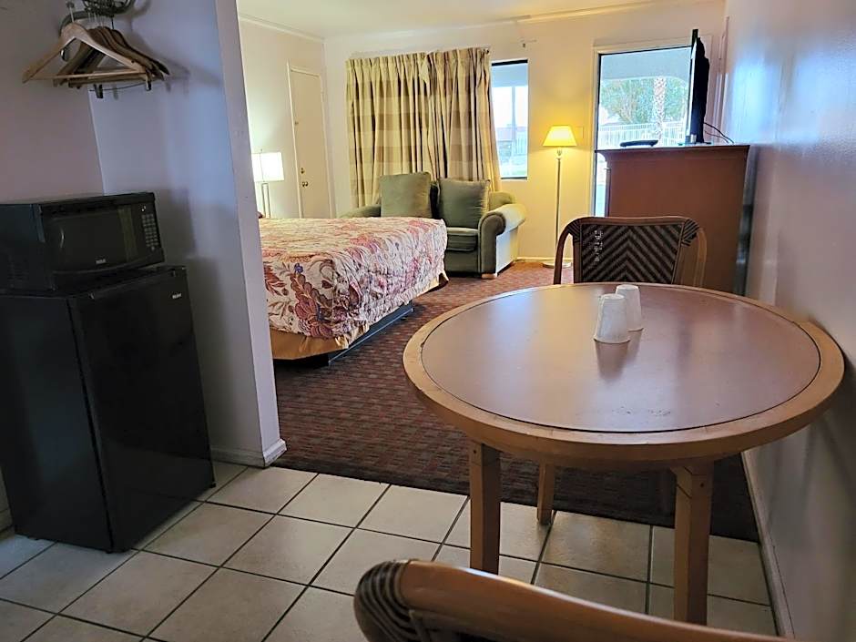 Emerald Inn & Lounge