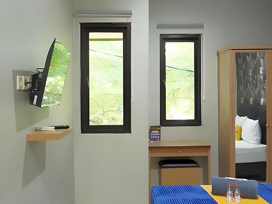 Urbanview Syariah Hotel Tiga ER near Karawang Central Plaza