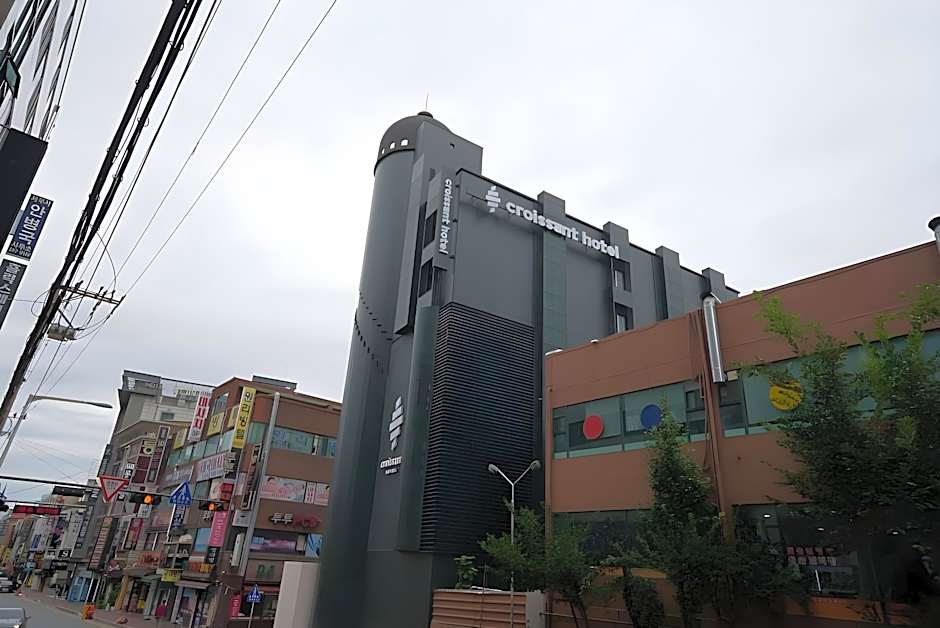 Croissant Hotel Guri by AanK