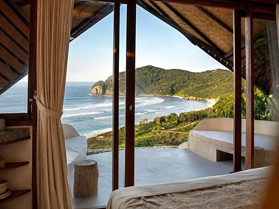Kini Resort - Luxury Beachfront Bamboo Resort