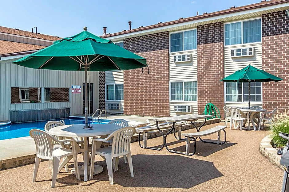 Bearcat Inn And Suites