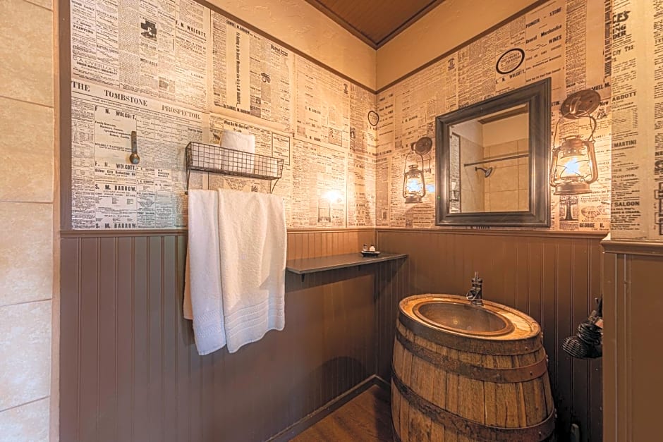 -Pet Friendly- Miners Cabin #5 -Two Double Beds - Private Balcony