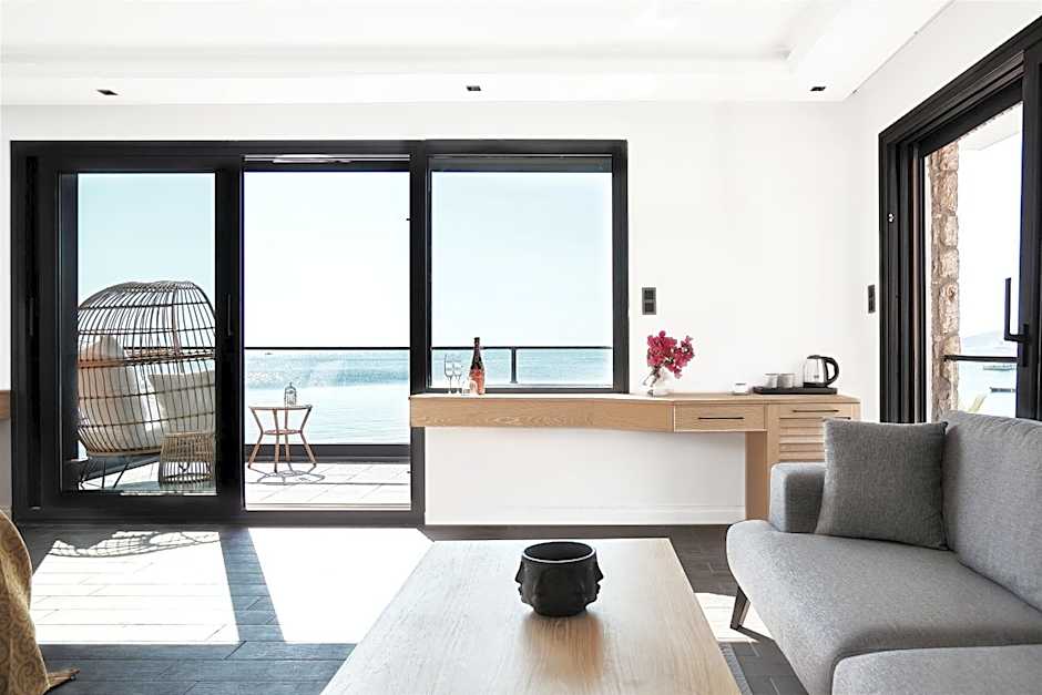 Photo 1 of 7 of 1 King Bed Suite, Sea View