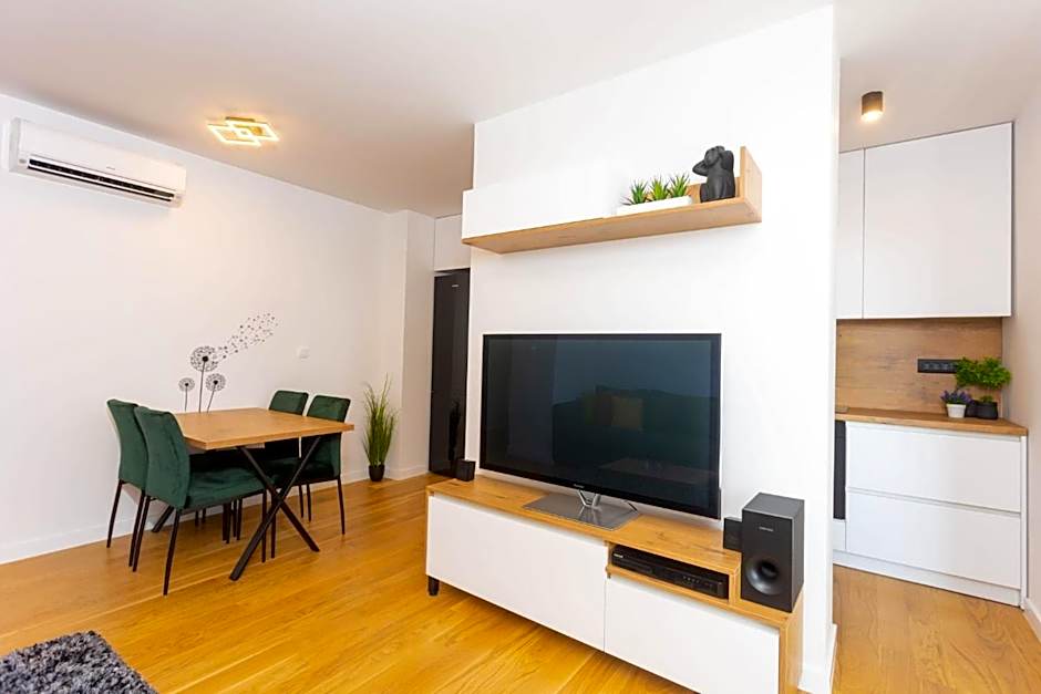 Apartment - free parking in garage , mountain and seaview , quiet neighbourhood