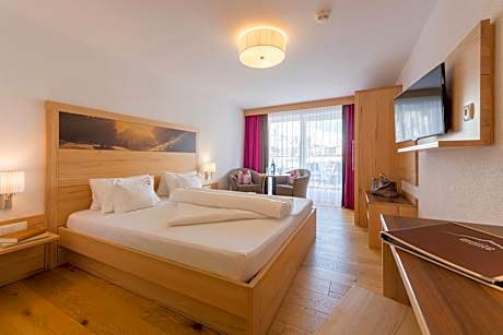 Superior Double Room with Bath and Balcony