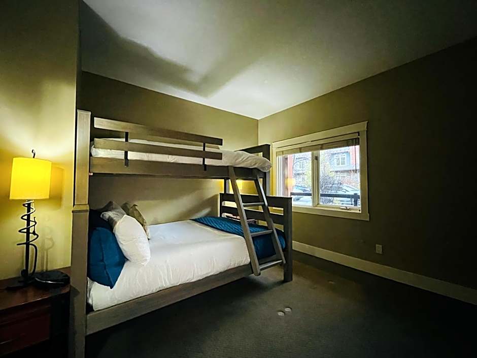 Solara Escape - 2BR Retreat with Pool - Hot Tub - Gym - Spa