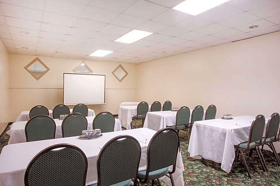 Ramada by Wyndham & Suites Warner Robins