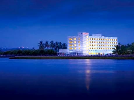 Hotel Naveen Lakeside
