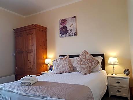 Budget Double Room with Shared Shower and Toilet No. 8